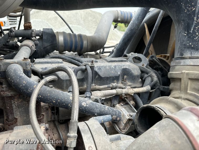 image for item NQ9760 2007 Mack CHN613 semi truck