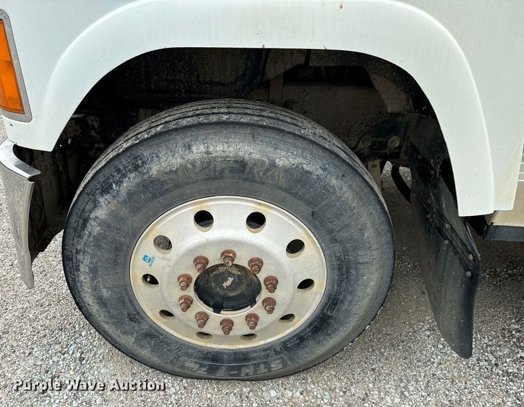 image for item NQ9760 2007 Mack CHN613 semi truck