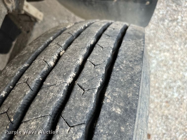 image for item NQ9760 2007 Mack CHN613 semi truck