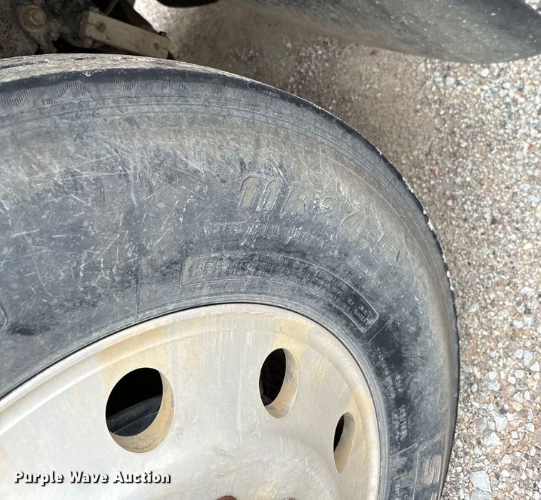 image for item NQ9760 2007 Mack CHN613 semi truck