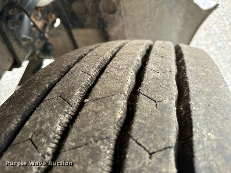 image for item NQ9760 2007 Mack CHN613 semi truck