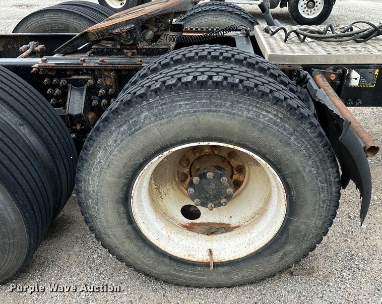 image for item NQ9760 2007 Mack CHN613 semi truck