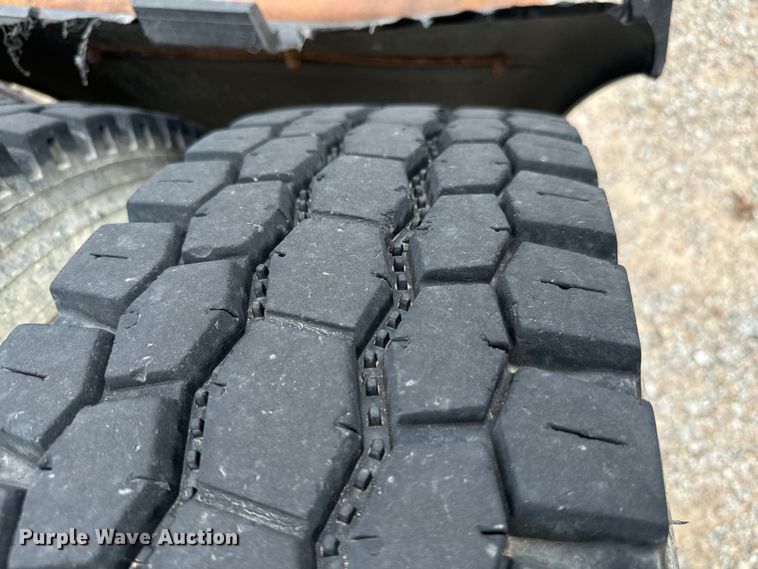 image for item NQ9760 2007 Mack CHN613 semi truck