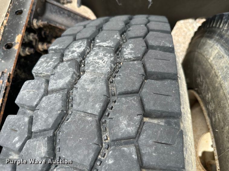 image for item NQ9760 2007 Mack CHN613 semi truck