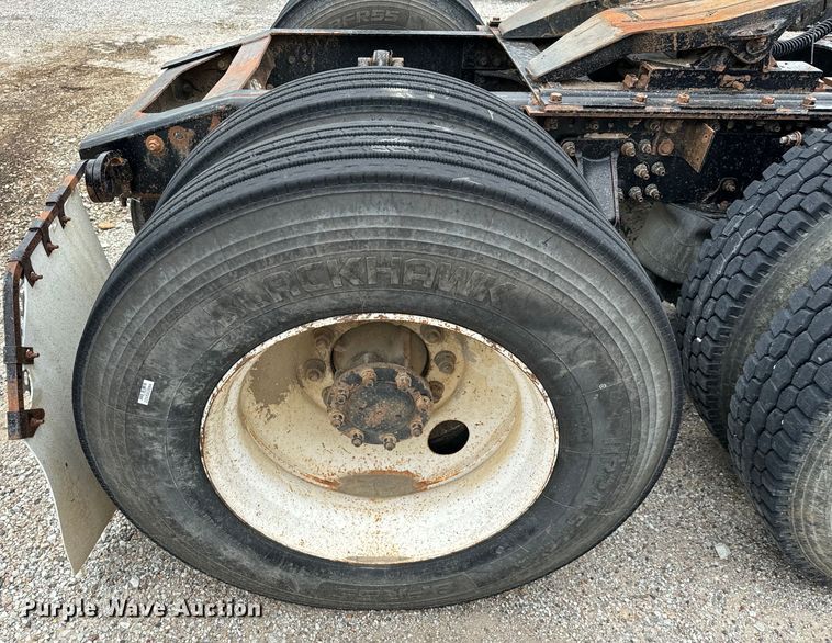 image for item NQ9760 2007 Mack CHN613 semi truck