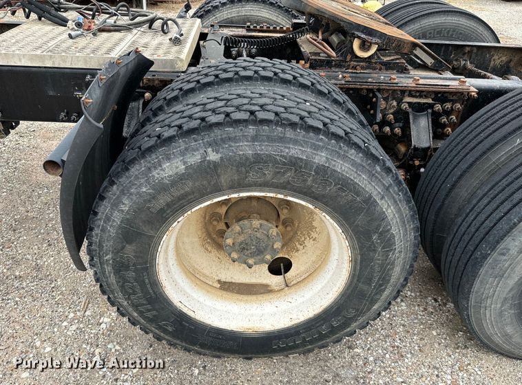 image for item NQ9760 2007 Mack CHN613 semi truck