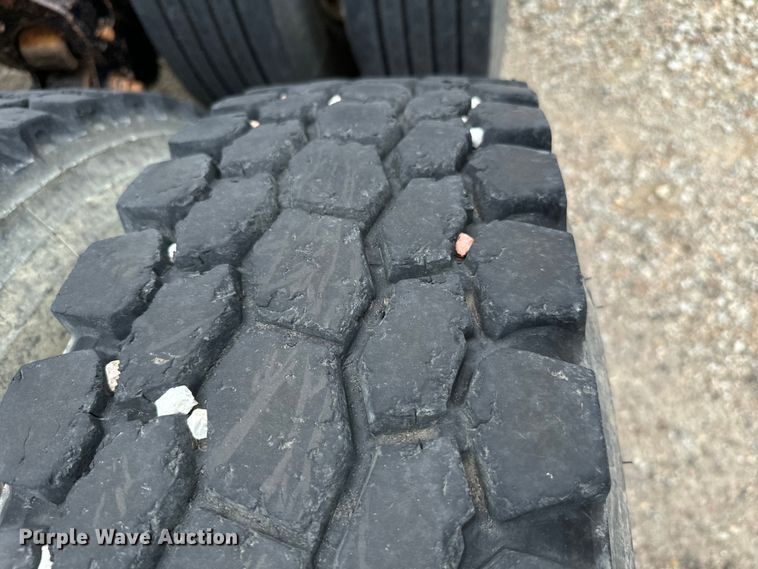 image for item NQ9760 2007 Mack CHN613 semi truck