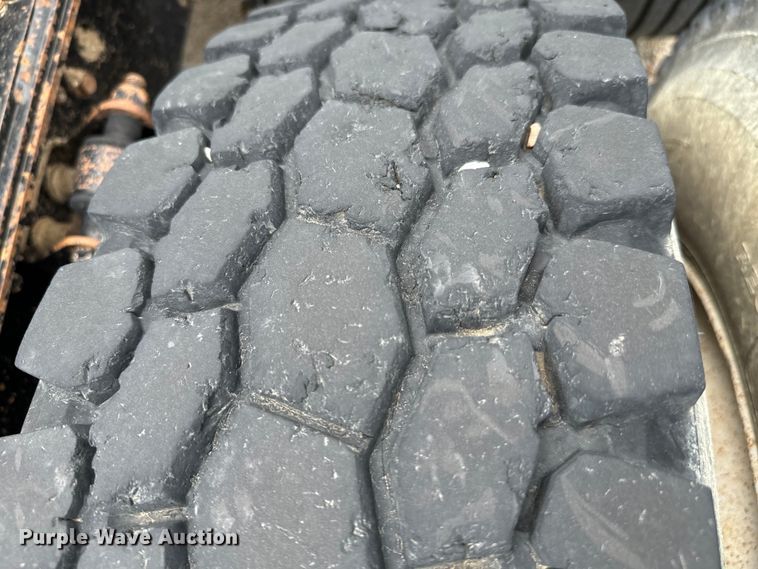 image for item NQ9760 2007 Mack CHN613 semi truck