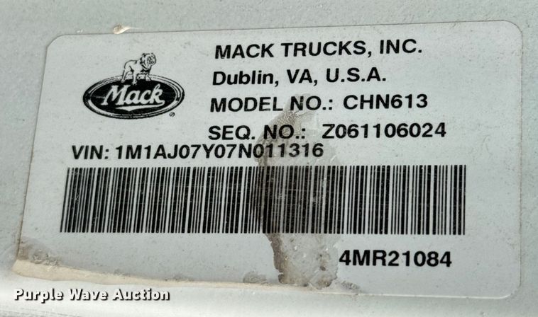 image for item NQ9760 2007 Mack CHN613 semi truck