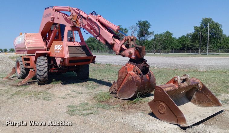 image for item NY9474 Badger Cruz-Air 1085C wheeled excavator