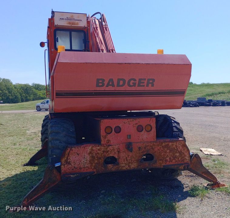 image for item NY9474 Badger Cruz-Air 1085C wheeled excavator
