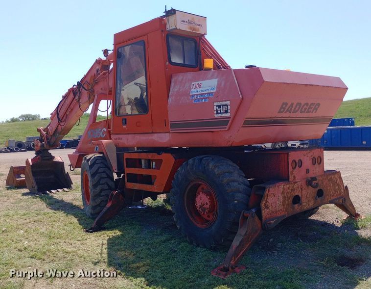 image for item NY9474 Badger Cruz-Air 1085C wheeled excavator