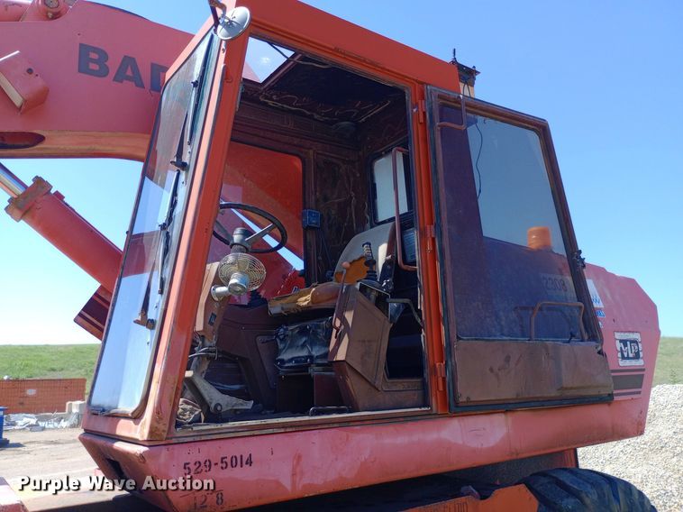 image for item NY9474 Badger Cruz-Air 1085C wheeled excavator