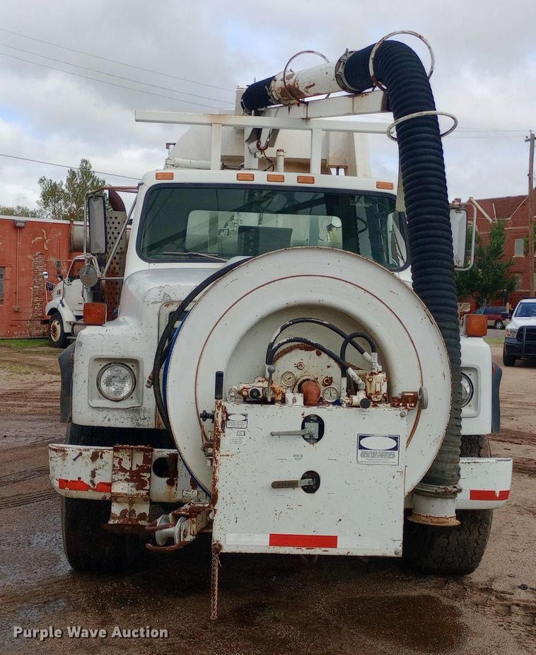 image for item NY9509 1985 International F1954 vacuum truck