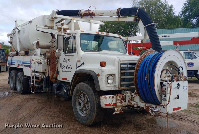 image for item NY9509 1985 International F1954 vacuum truck