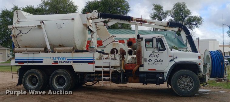 image for item NY9509 1985 International F1954 vacuum truck