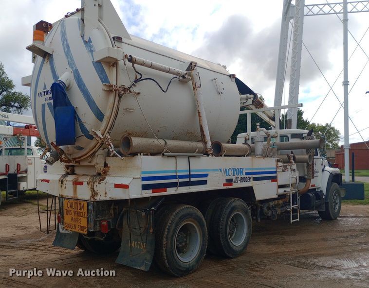 image for item NY9509 1985 International F1954 vacuum truck