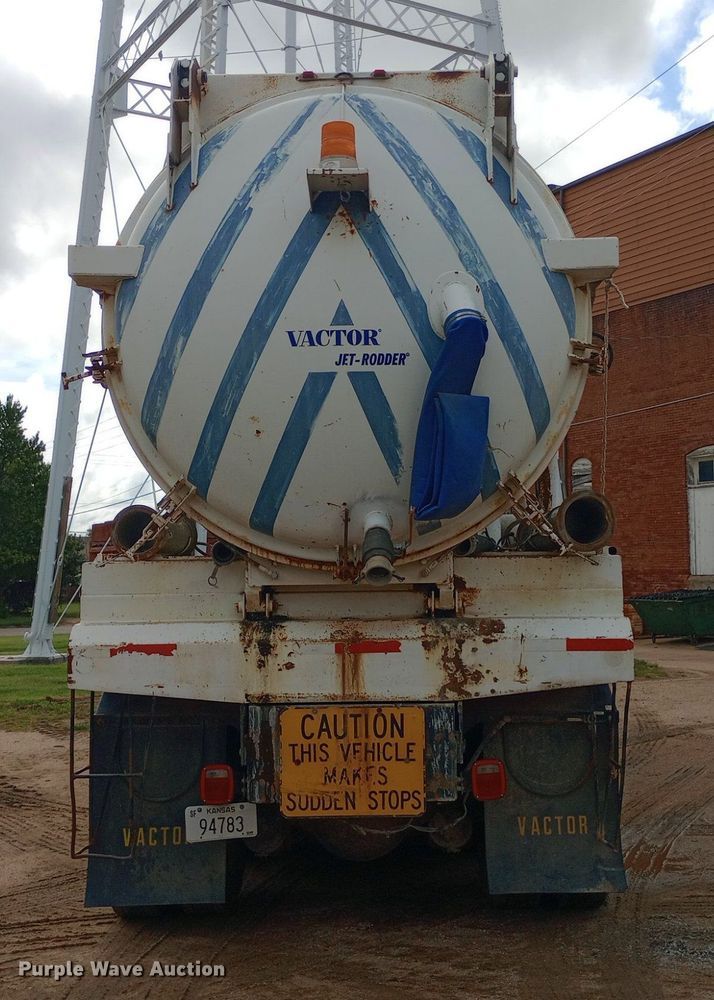 image for item NY9509 1985 International F1954 vacuum truck