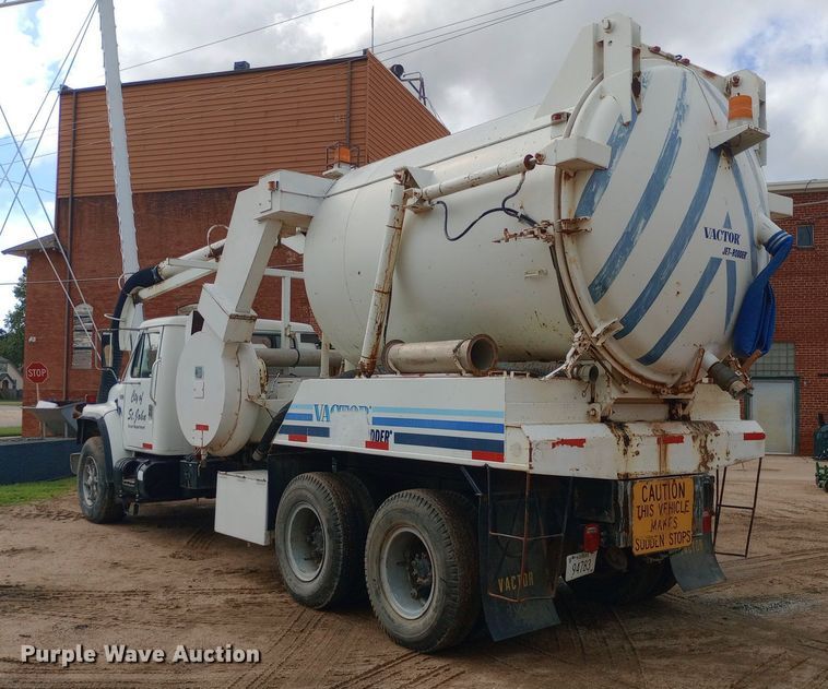 image for item NY9509 1985 International F1954 vacuum truck