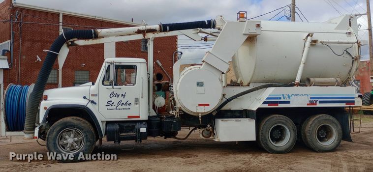 image for item NY9509 1985 International F1954 vacuum truck