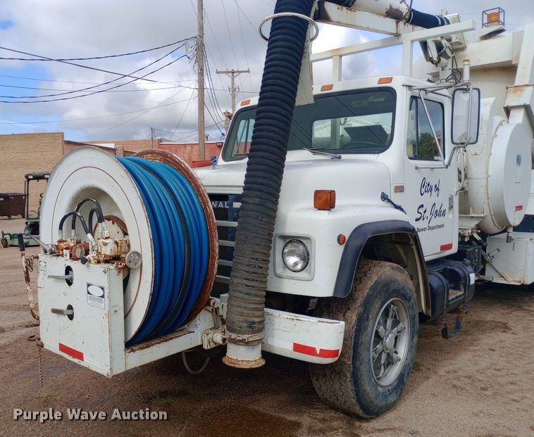 image for item NY9509 1985 International F1954 vacuum truck