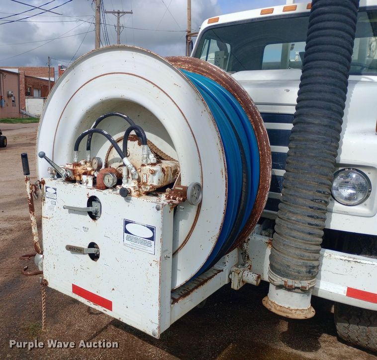 image for item NY9509 1985 International F1954 vacuum truck