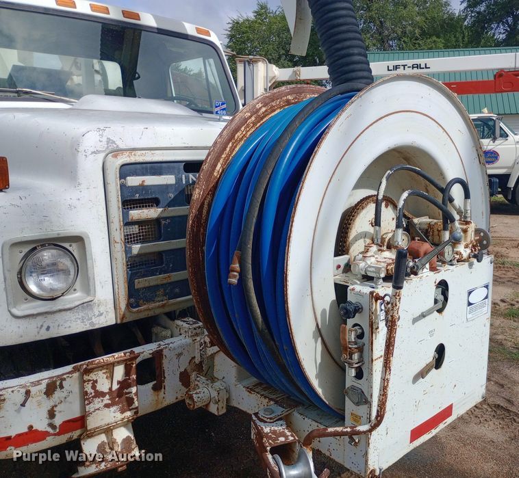 image for item NY9509 1985 International F1954 vacuum truck