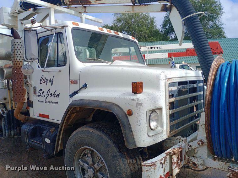 image for item NY9509 1985 International F1954 vacuum truck