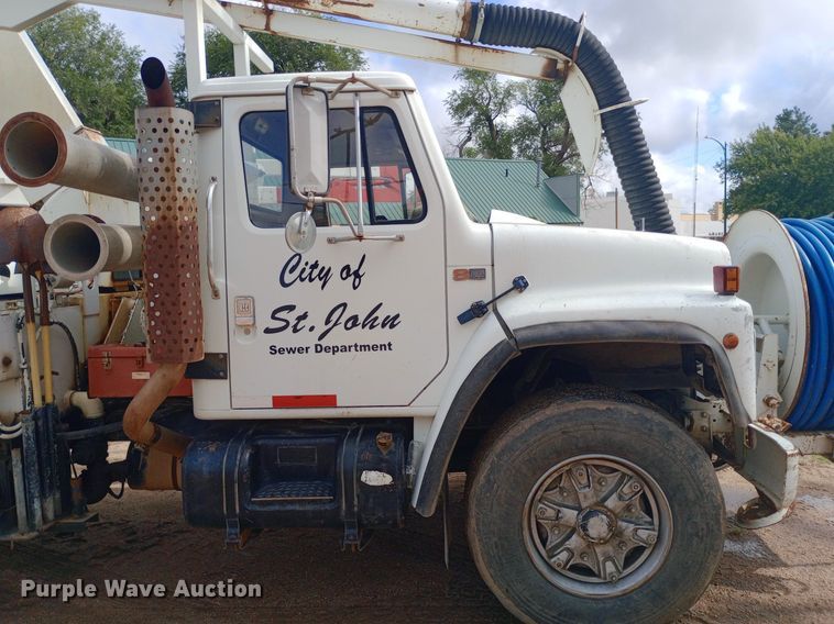 image for item NY9509 1985 International F1954 vacuum truck