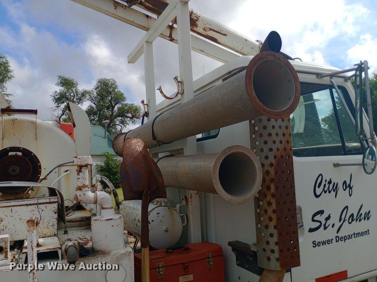 image for item NY9509 1985 International F1954 vacuum truck