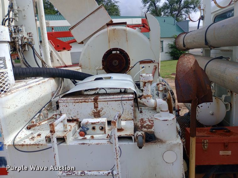 image for item NY9509 1985 International F1954 vacuum truck