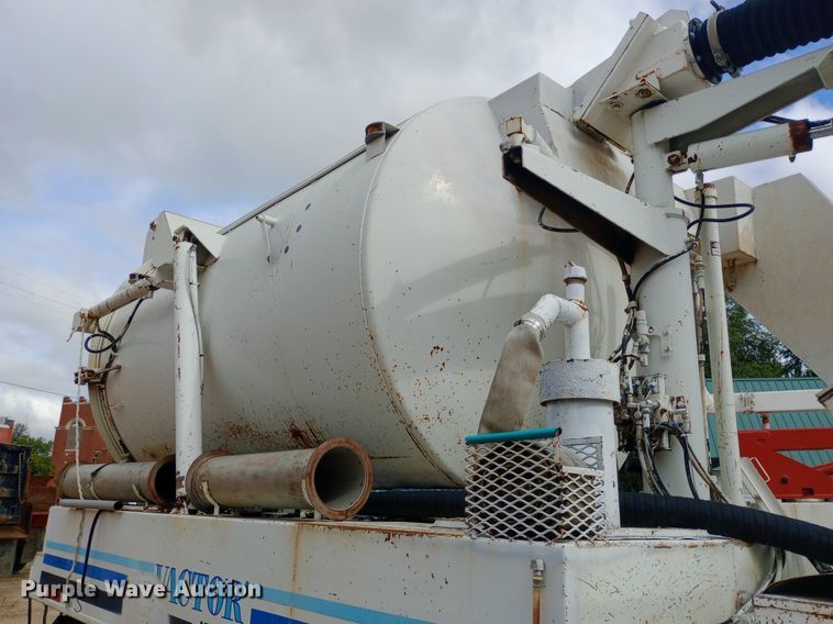 image for item NY9509 1985 International F1954 vacuum truck