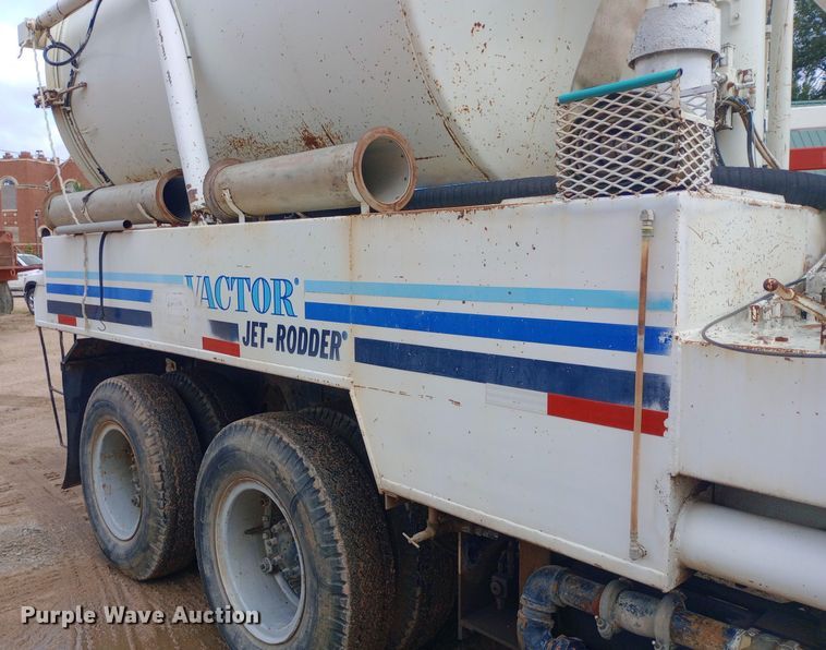 image for item NY9509 1985 International F1954 vacuum truck