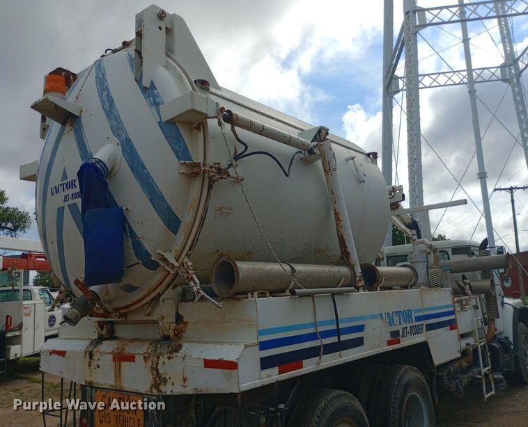 image for item NY9509 1985 International F1954 vacuum truck