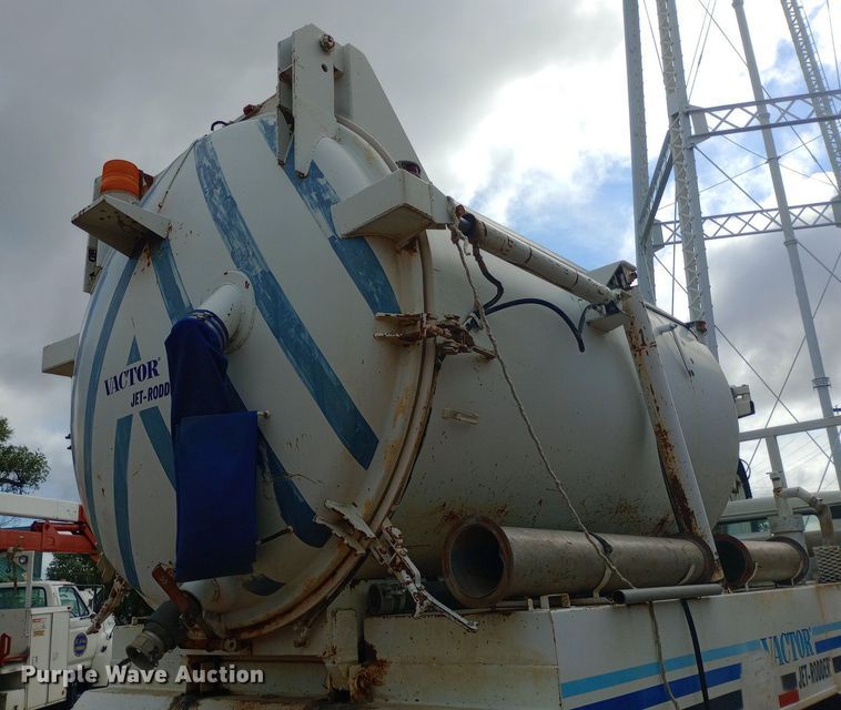 image for item NY9509 1985 International F1954 vacuum truck