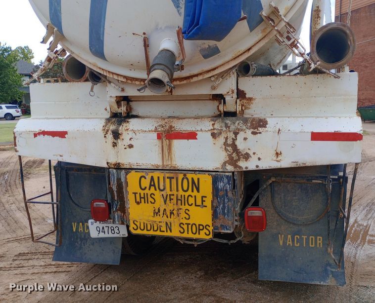 image for item NY9509 1985 International F1954 vacuum truck