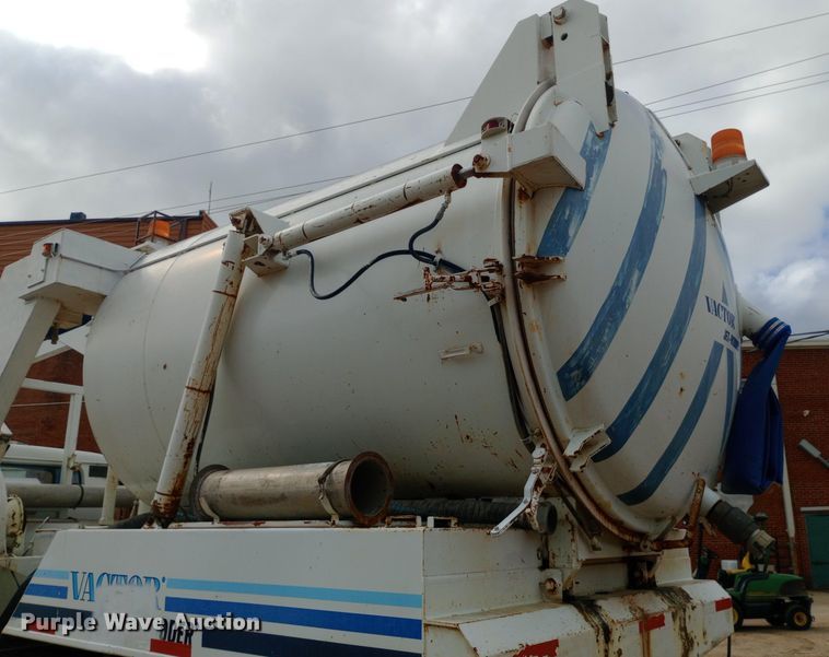 image for item NY9509 1985 International F1954 vacuum truck