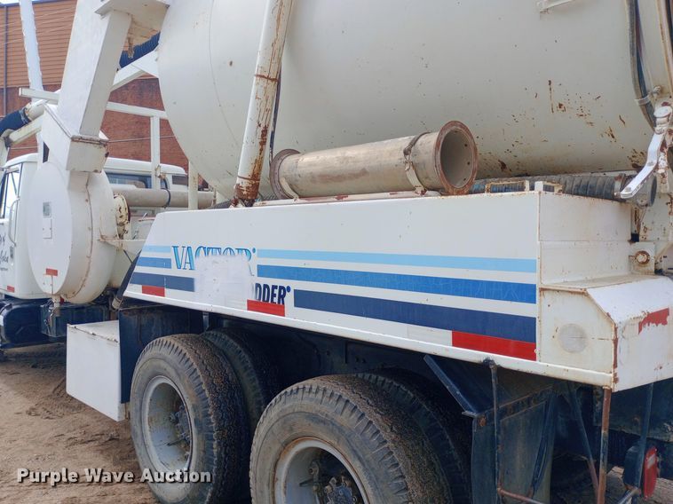 image for item NY9509 1985 International F1954 vacuum truck