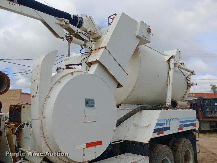 image for item NY9509 1985 International F1954 vacuum truck