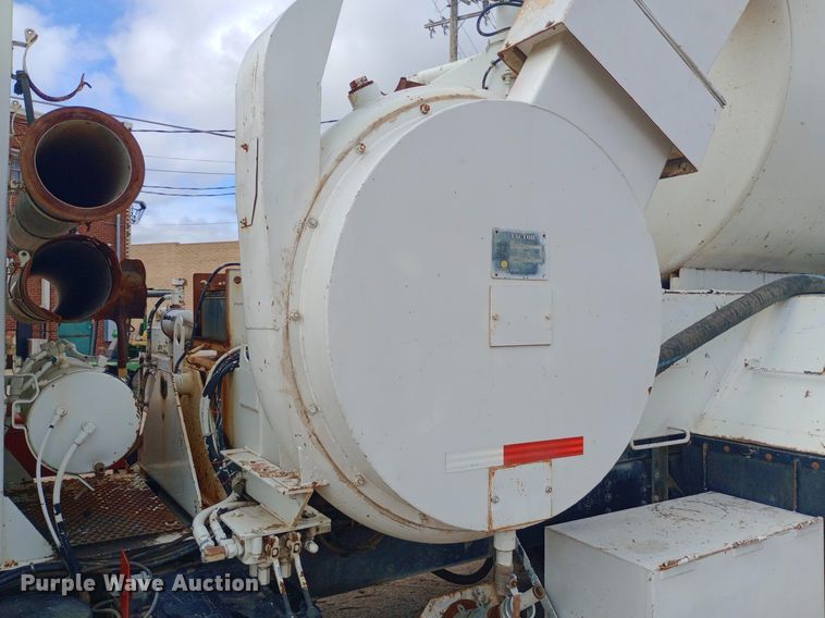 image for item NY9509 1985 International F1954 vacuum truck