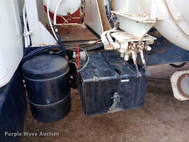 image for item NY9509 1985 International F1954 vacuum truck