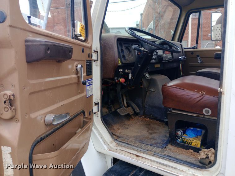 image for item NY9509 1985 International F1954 vacuum truck