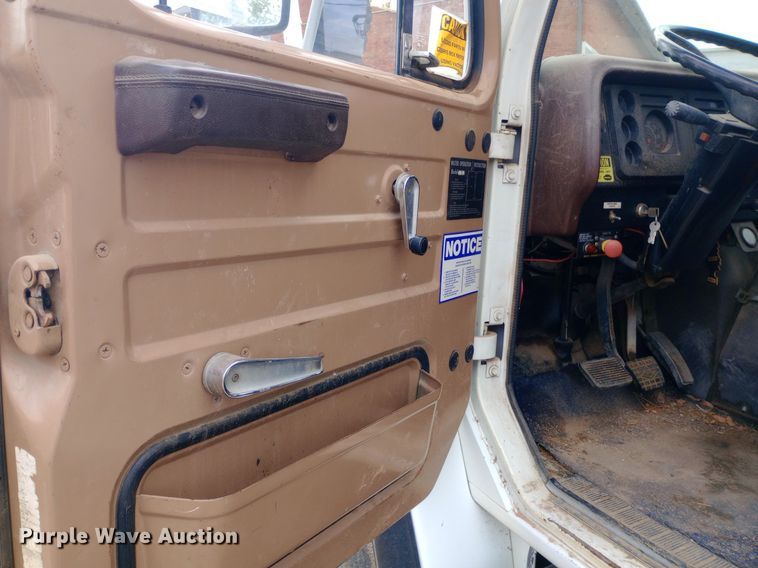 image for item NY9509 1985 International F1954 vacuum truck