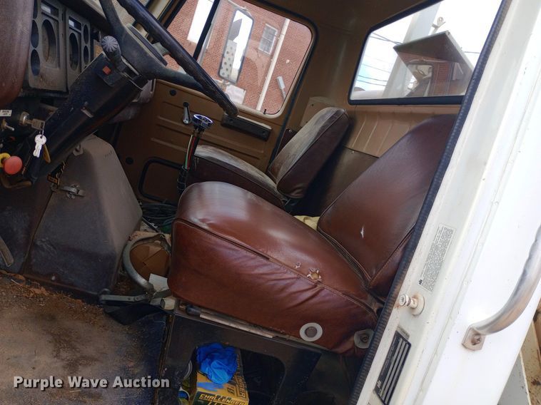 image for item NY9509 1985 International F1954 vacuum truck