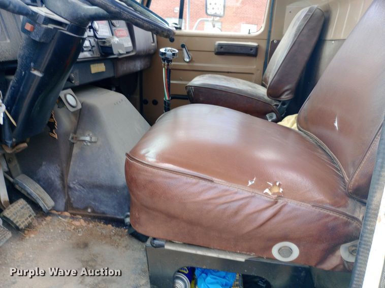 image for item NY9509 1985 International F1954 vacuum truck