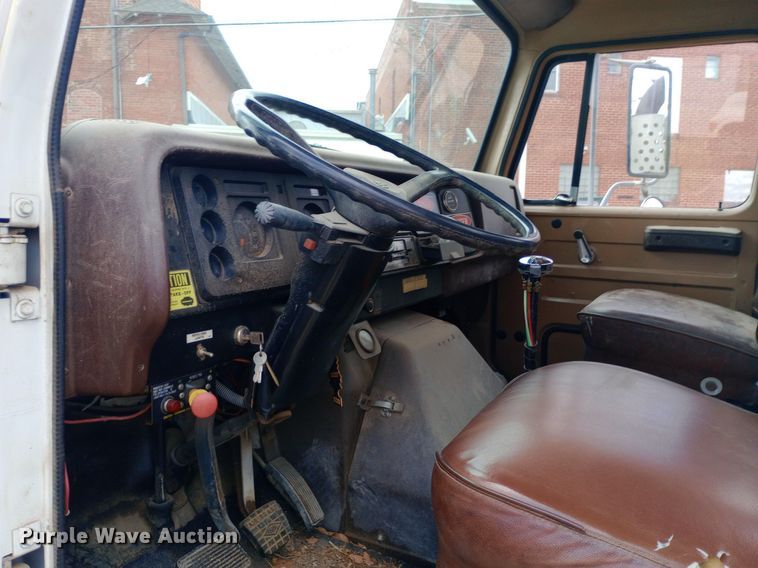 image for item NY9509 1985 International F1954 vacuum truck