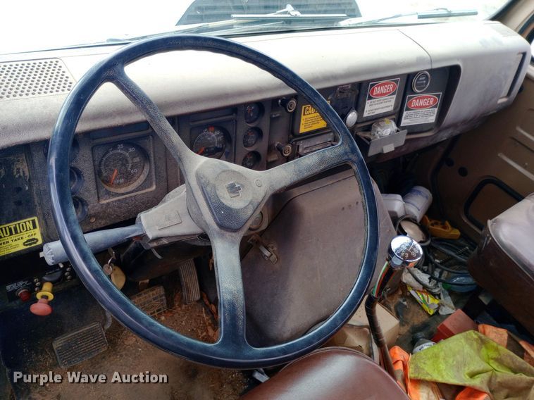 image for item NY9509 1985 International F1954 vacuum truck