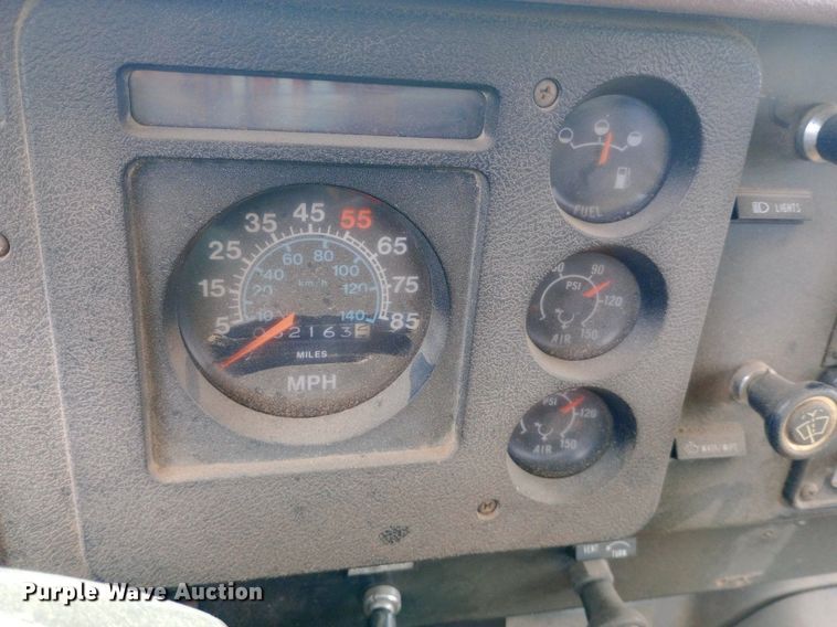 image for item NY9509 1985 International F1954 vacuum truck