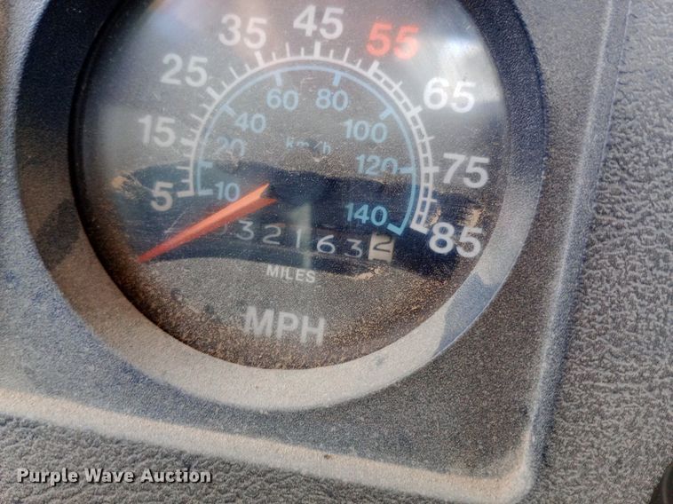 image for item NY9509 1985 International F1954 vacuum truck