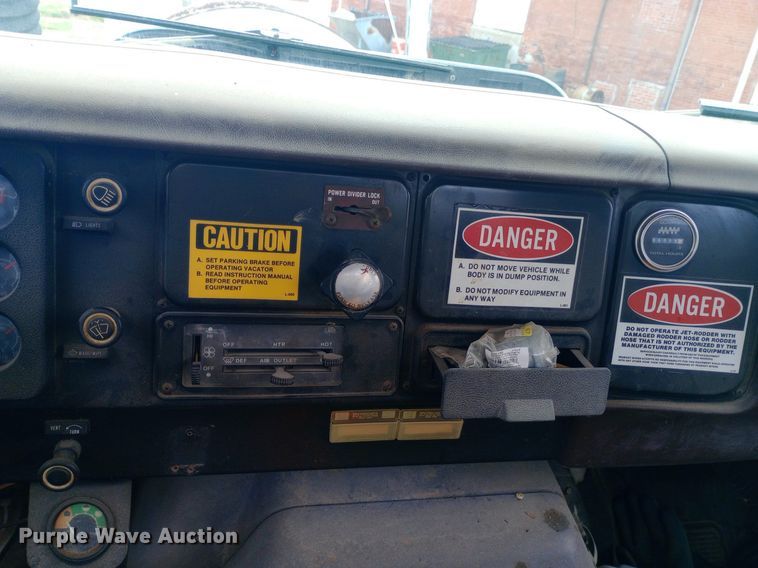 image for item NY9509 1985 International F1954 vacuum truck